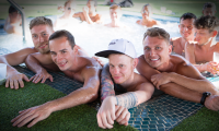 Mehrere Männer entspannen am Rand eines Pools in Maspalomas. Archivaufnahme.