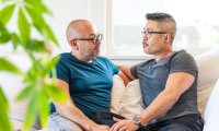 Zwei Männer besprechen gemeinsam Unterlagen