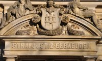 Portal des Hamburger Strafjustizgebäudes mit Stadtwappen und Schriftzug