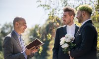 Zwei Männer bei ihrer Trauung