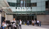 BBC-Schriftzug am New Broadcasting House in London