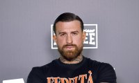 Gigi Birofio mit verschränkten Armen auf dem roten Teppich bei Fame Fighting 4 in Essen