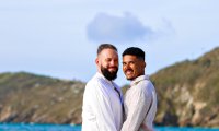 Pascal und Juliano in weißen Outfits am Strand