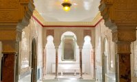 Historischer Innenpool im Wiener Kaiserbründl mit verzierten Wänden und Bogenfenstern