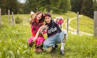 Julia links und Ebru rechts auf dem offiziellen Forsthaus-Rampensau-Pressefoto