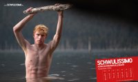 Austin Hould steht im Wasser und hält einen Ast über dem Kopf; rechts das Kalenderblatt für November 2026.