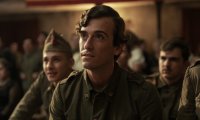 Junge Soldaten in historischen Uniformen sitzen nebeneinander in einer Szene aus La Bola Negra.