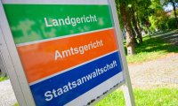 Hinweisschild für Landgericht, Amtsgericht und Staatsanwaltschaft in Traunstein