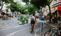 Radverkehr und Aufenthaltsflächen auf einer Stadtstraße