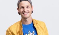Malte Anders mit Kappe, gelber Jacke und Einhorn-T-Shirt (Pressefoto)
