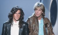 Thomas Anders mit langen dunklen Haaren und Dieter Bohlen bei einem Auftritt von Modern Talking im Dezember 1985