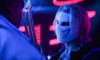 Orville Peck als maskierter Vega mit Metallkralle in einer neonbeleuchteten Szene aus „Street Fighter“.