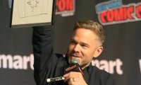 Shawn Ashmore, der Iceman in den früheren X-Men-Filmen spielte, mit Mikrofon bei einem Comic-Con-Panel – Archivaufnahme.