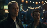 Paul Bettany als Vision und Ruaridh Mollica als Tommy in einer nächtlichen Szene aus „VisionQuest“.