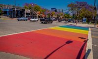 Regenbogen-Zebrastreifen am Santa Monica Boulevard in West Hollywood, Archivaufnahme