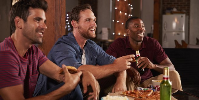 3 Ideen für einen abwechslungsreichen Männerabend daheim // © monkeybusinessimages