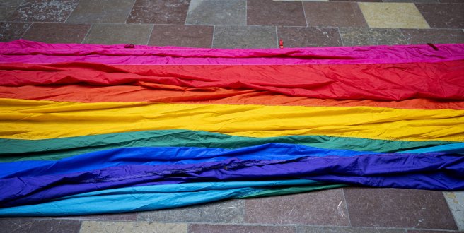 Regenbogenflagge auf Reisen