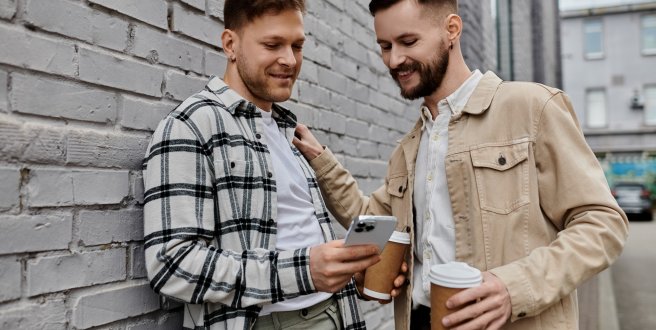 Zwei Männer schauen gemeinsam auf ein Smartphone