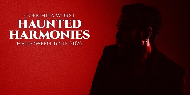 Offizielles rotes Pressemotiv zu Conchita Wursts Halloween-Konzerten „Haunted Harmonies“ mit Tom Neuwirth im Schatten.