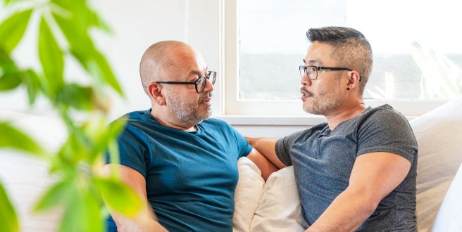 Zwei Männer besprechen gemeinsam Unterlagen