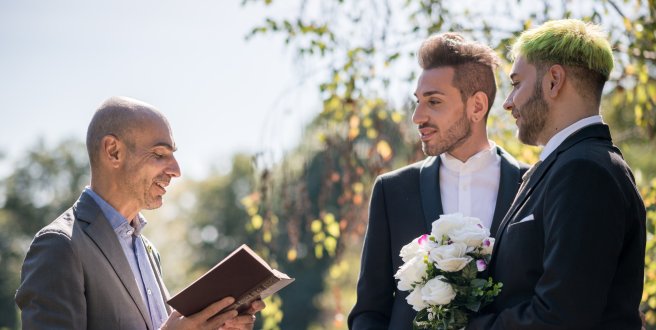 Zwei Männer bei ihrer Trauung