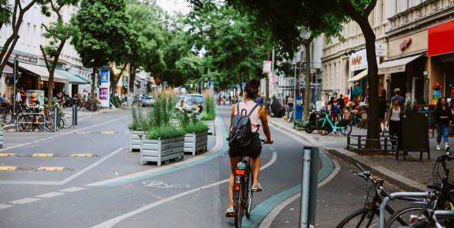 Radverkehr und Aufenthaltsflächen auf einer Stadtstraße