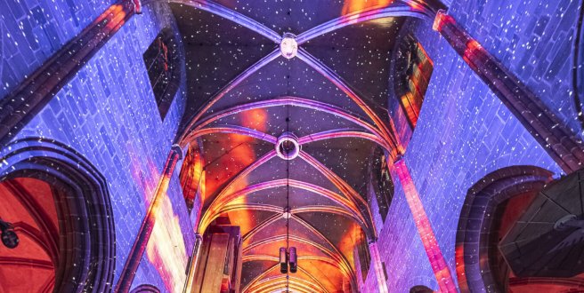 Archivmotiv der LUMINISCENCE-Produktion: farbige Lichtprojektionen auf einem gotischen Kirchengewölbe.
