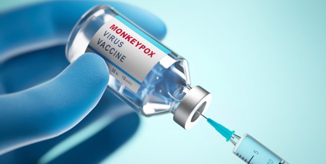 Symbolische Darstellung einer behandschuhten Hand mit Impfstofffläschchen und Spritze zum Thema Mpox-Impfung.
