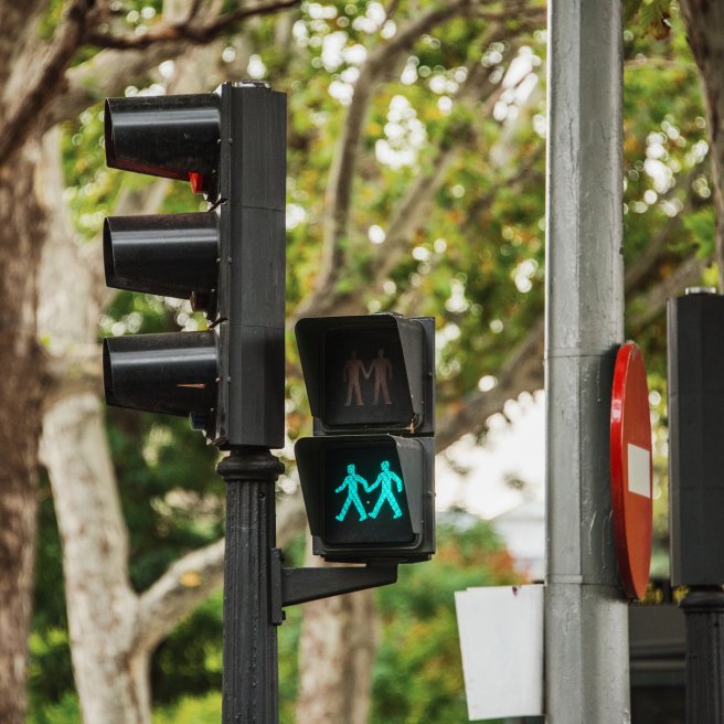 Zwei Männer als grüne Ampel für Fußgänger in Madrid, Spanien // © MarioGuti