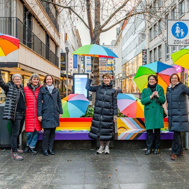 Stuttgart: Regenbogenbank für Vielfalt