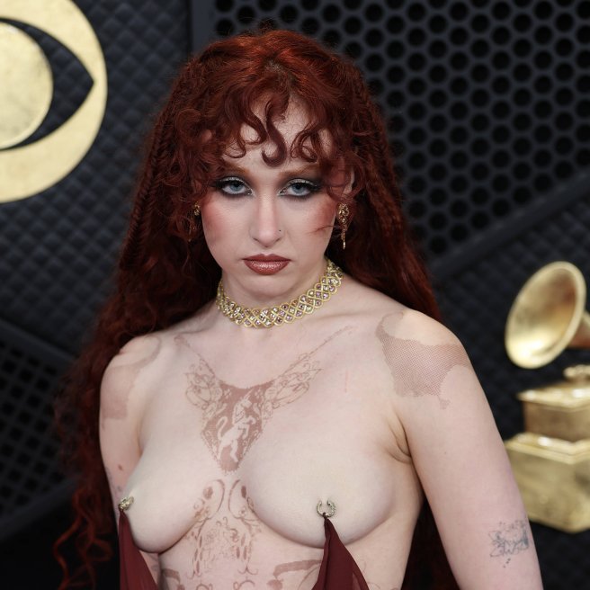 Grammys: Chappell Roan erscheint halbnackt