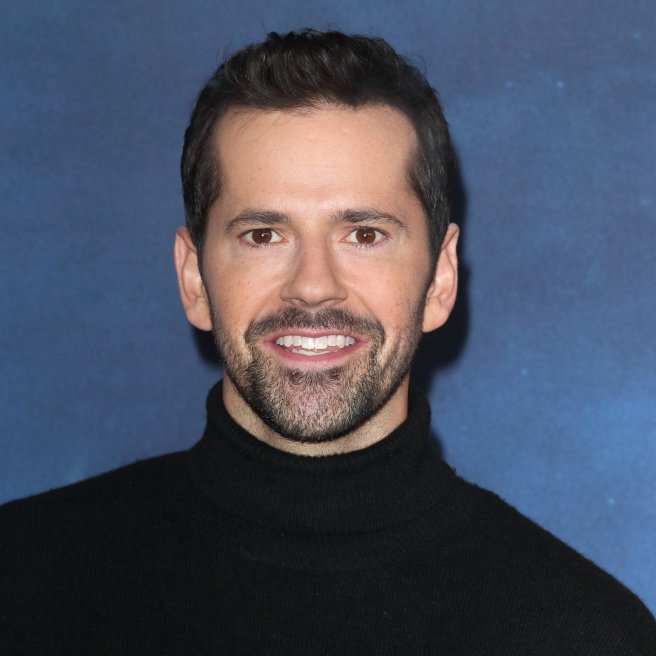 Robbie Fairchild setzt queeres Zeichen in "The Comeback"