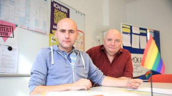 Paul Ruback (l.) und sein Mitstreiter Eckhard Brickenkamp (rat & tat Rostock e.V.) von der Initiative "Auch Schwule können Leben retten" // © Josefine Rosse/NNN