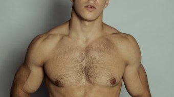 Weg mit dem Shirt // © Full rights with model releases