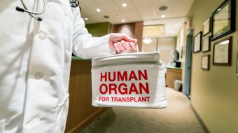 Erster schwuler Amerikaner mit HIV spendet Niere