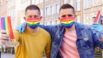 Masken in Regenbogen-Farben gegen Homophobie