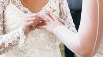Lesbische Hochzeit bei Hallmark // ©️ GeoffGoldswain