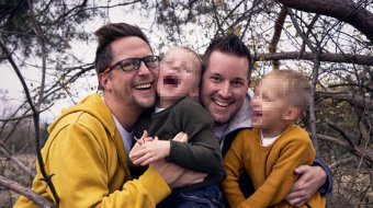Die glückliche Regenbogenfamilie