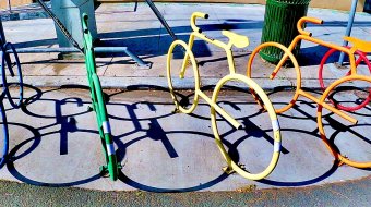 Bunter Fahrradständer //© Samuel Howell
