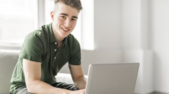 Junger Mann mit Laptop // © LSOphoto