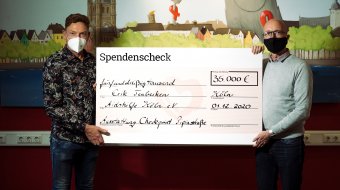 Erik Tenberken überreicht Spende an Oliver Schubert // © Sascha Swiercz
