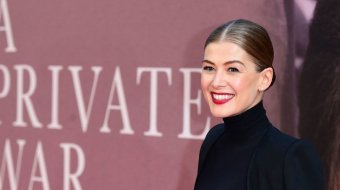 Rosamund Pike als lesbische Ikone // © facebook.com/officialrosamundpike