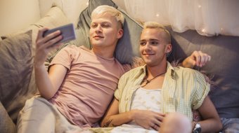 Offene Beziehung mit dem homosexuellen Partner besprechen // © svetikd