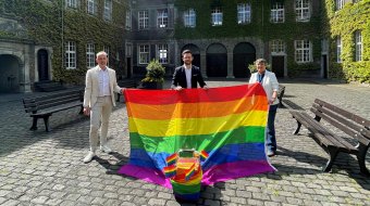 Regenbogenfahnen an Oberbürgermeister übergeben // © Archiv