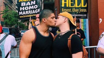Anthony Bowens demonstrierte mit einem Kuss für die Liebe