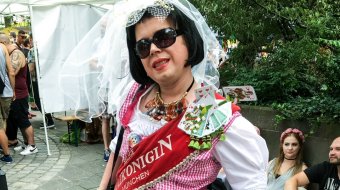 Deutschlands erste Drag Queen auf einer Bierflasche