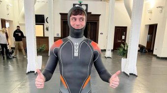 Tom Daley zeigt seine Beine und sein neues Bade-Outfit