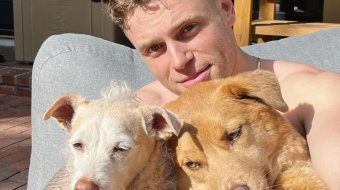 Gus Kenworthy mit Drag-Queens in einem Musik-Werbevideo