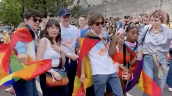 „Heartstopper“-Stars trollen Anti-LGBTI*-Demonstranten
