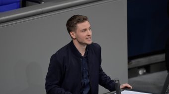 Jannik Schümann bei einer Lesung im Deutschen Bundestag (Archivbild)